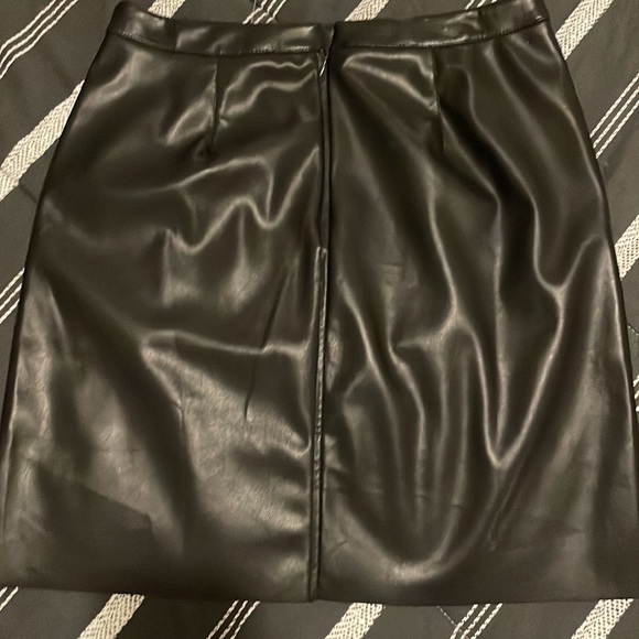 Banana Republic Faux Leather Skirt - Picture 4 of 4